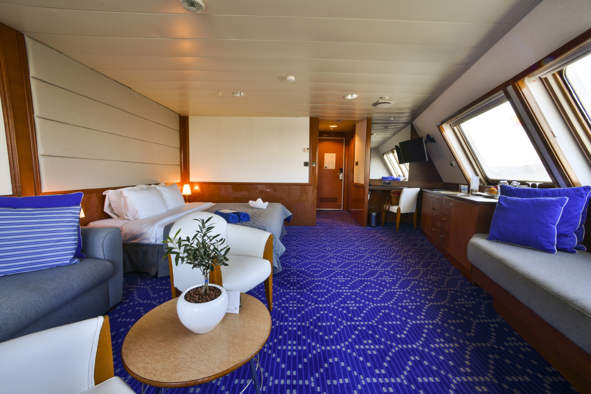 Celestyal Olympia Accommodation Grand Suite SG 2 8.jpg